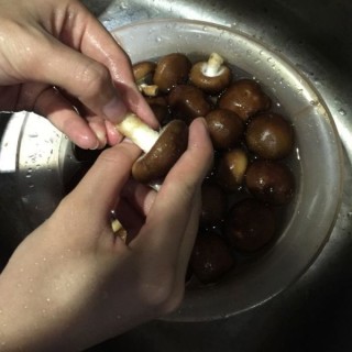  鲜香菇肉片 第5步