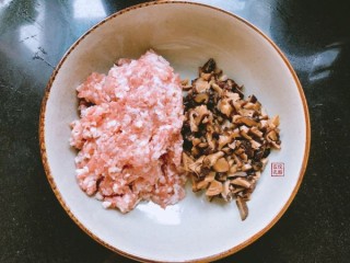  蝶豆花咸蛋黄香菇水饺 第2步