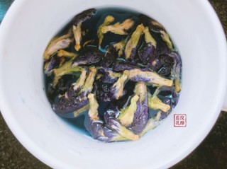  蝶豆花咸蛋黄香菇水饺 第8步