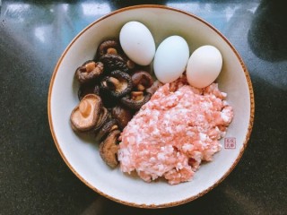  蝶豆花咸蛋黄香菇水饺 第1步