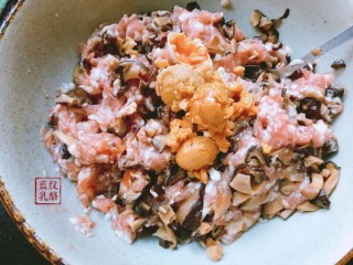  蝶豆花咸蛋黄香菇水饺 第6步