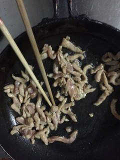  韭菜蘑菇炒肉丝 第6步