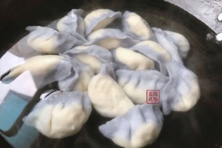  蝶豆花咸蛋黄香菇水饺 第18步