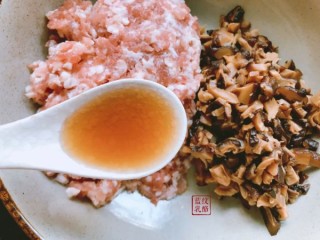  蝶豆花咸蛋黄香菇水饺 第3步