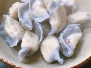  蝶豆花咸蛋黄香菇水饺 第21步