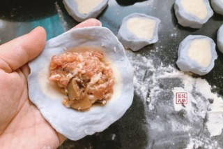  蝶豆花咸蛋黄香菇水饺 第15步