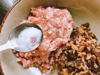  蝶豆花咸蛋黄香菇水饺 第4步