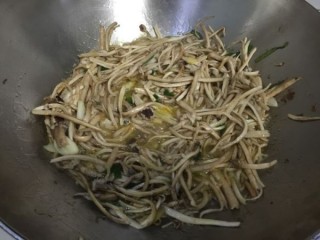  干煸茶树菇 第4步