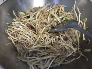  干煸茶树菇 第3步