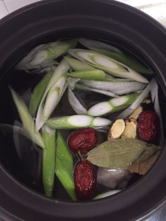  菌菇玉米羊肉汤 第3步