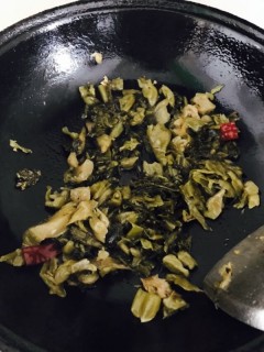  酸菜金针菇肥牛 第3步