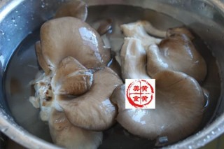  蒜泥拌蘑菇 第2步