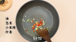  蚝油焖双菇丨这两样素菜放在一起炒一炒，比肉还香 第4步