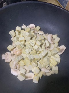  蘑菇炖豆腐 第3步