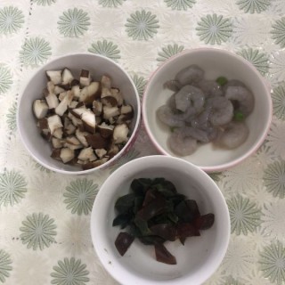  香菇虾仁鸡汤粥 第3步