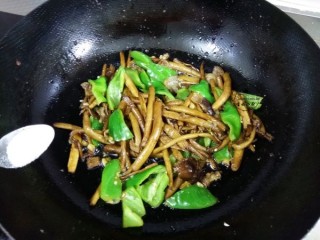  冬季下饭菜~茶树菇尖椒炒肉 第7步