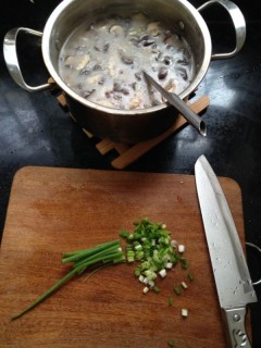  家常菜— —鸡血香菇毛豆粥 第8步