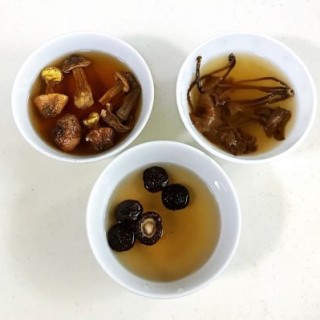  菌菇山药乌鸡汤 第2步