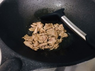  杏鲍菇炒肉片 第4步