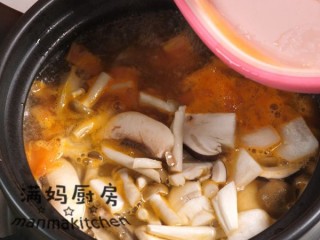  番茄什锦菌菇汤 第5步