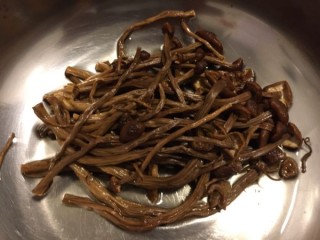  老鸭茶树菇豆干汤 第3步