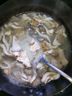  蘑菇肉片汤 第5步