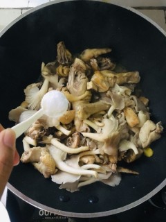  蘑菇炖鸡肉 第3步