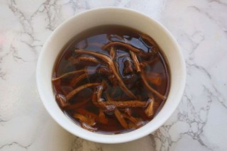  茶树菇炖鸡汤 第1步
