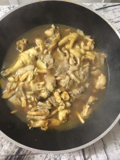  蘑菇炖鸡肉 第7步