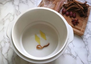  茶树菇炖鸡汤 第3步