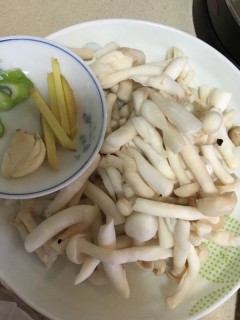  青菜炒蘑菇 第1步