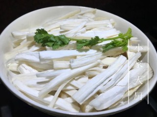  杏鲍菇炒肉末 第1步