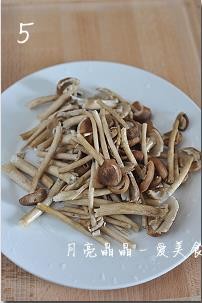  芦笋培根炒茶树菇 第5步