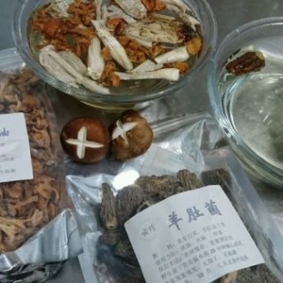  羊肚菌老母鸡汤【菌菇鸡汤】-蜜桃爱营养师私厨健康煲汤 第2步