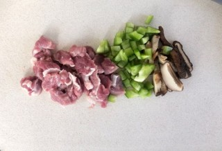  香菇牛肉三色藜麦减脂炒饭 第2步