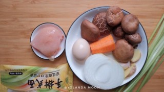  鸡肉香菇面 第1步