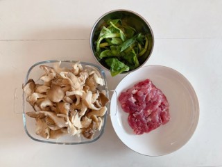  家常蘑菇炒肉 第1步