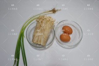  葱香蛋炒金针菇 第1步