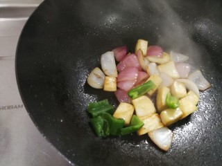  黑椒杏鲍菇牛肉粒 第7步