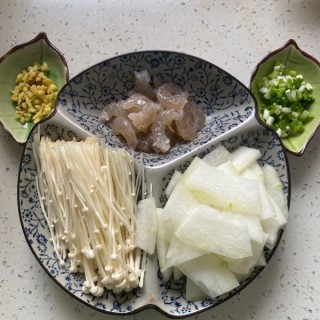  虾仁菌菇汤 第1步