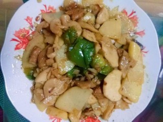  杏鲍菇焖土豆片 第5步