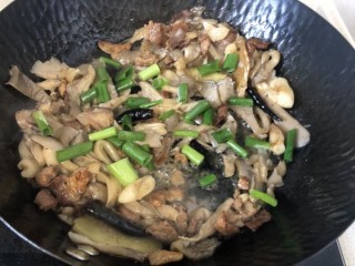  下饭神器---平菇炒肉 第4步