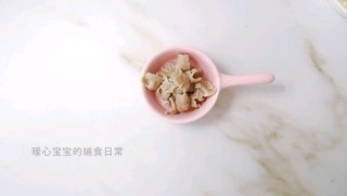  18M+茄汁菌菇牛肉面：宝宝辅食营养食谱菜谱 第2步