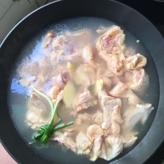  干香菇炖鸡肉 第1步