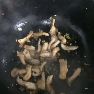  蘑菇炒油菜 第3步