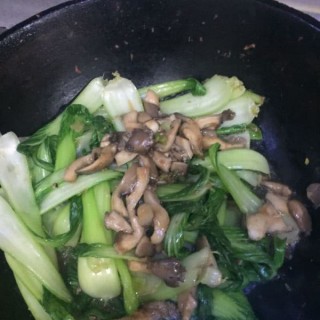  蘑菇炒油菜 第5步