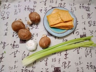  香菇芹菜炒香干 第1步
