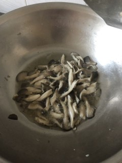  蘑菇烧豆腐 第2步