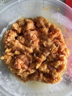  胡萝卜金针菇馄饨 第1步