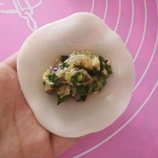  香菇猪肉韭菜煎饺 第5步
